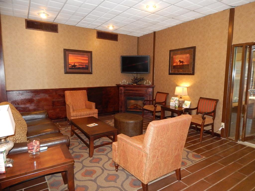 Quality Inn Чикаша Екстериор снимка