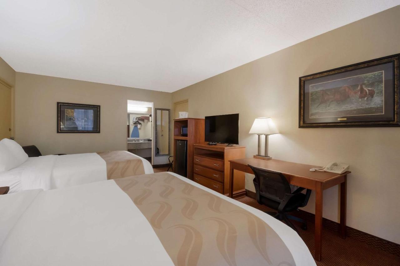 Quality Inn Чикаша Екстериор снимка