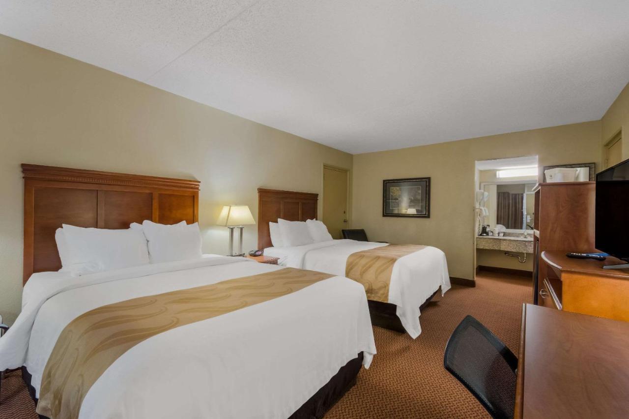 Quality Inn Чикаша Екстериор снимка