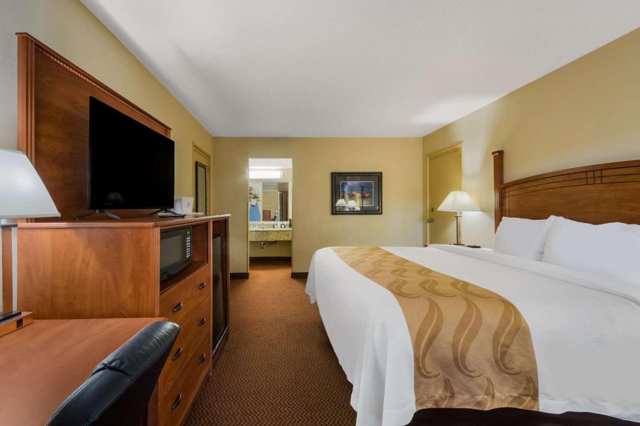 Quality Inn Чикаша Екстериор снимка